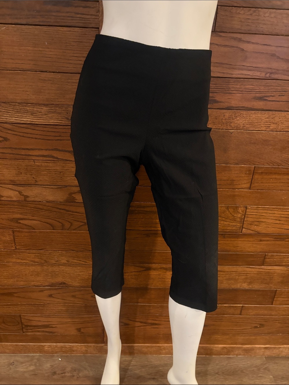 Soho Apparel Black High-Rise Cropped Ponte Capris